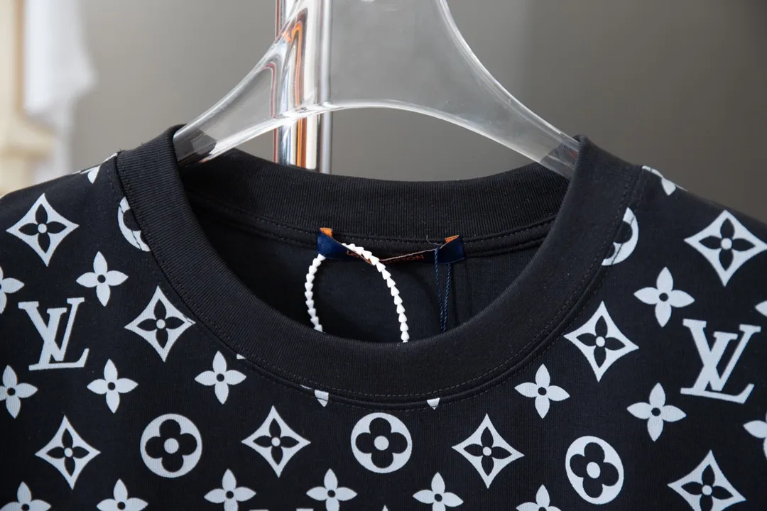 🅿️190 High-quality Lv 2025 early spring new model, MONOGRAM full-width presbyopia printed short-sleeved T-shirt, using digital printing technology to render pixel light and shadow for the Monogram pattern, and its silk-screen texture and knitting effect complement each other. Synchronized with the official website, pure cotton fabrics at the counter! Comfortable against the skin, durable and easy to wear, meticulous original craftsmanship, custom-made 260g vat-dyed fabric, very comfortable to the touch, latest brick cabinet synchronization, OS off-shoulder version, fashionable and individual, super versatile and good-looking, very suitable for both men and women, must-have style, hang tag, collar label, washed wheat, complete with three labels S M L XL